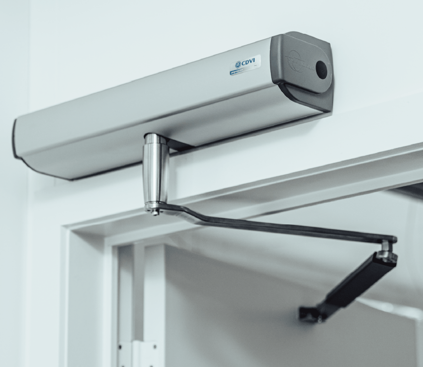 dörrautomatik sitter på en dörr som är vidöppen