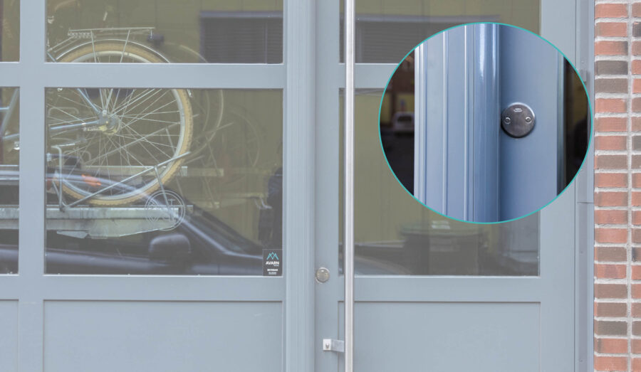Foto på blå dörr till ett cykelförråd. En bild ligger ovanpå med inzoomning på brytskydd.