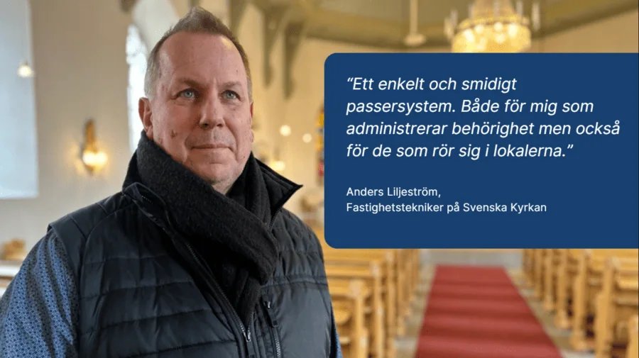 man står inne i en kyrka. han är kundreferens till passersystemet ATRIUM.