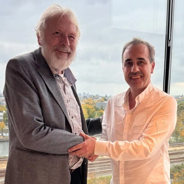 de två ägarna för Robin samt CDVI skakar hand