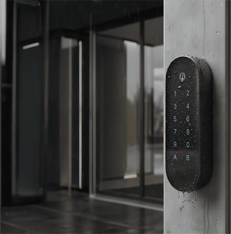 Svart kort/tag och kodläsare med belysta knappar i blått. Sitter på en fasad i regnet