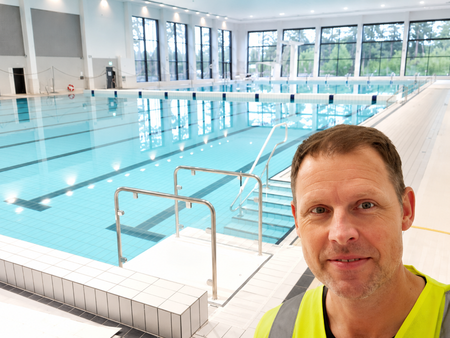 Bild på Peter Nilsson framför en simbassäng